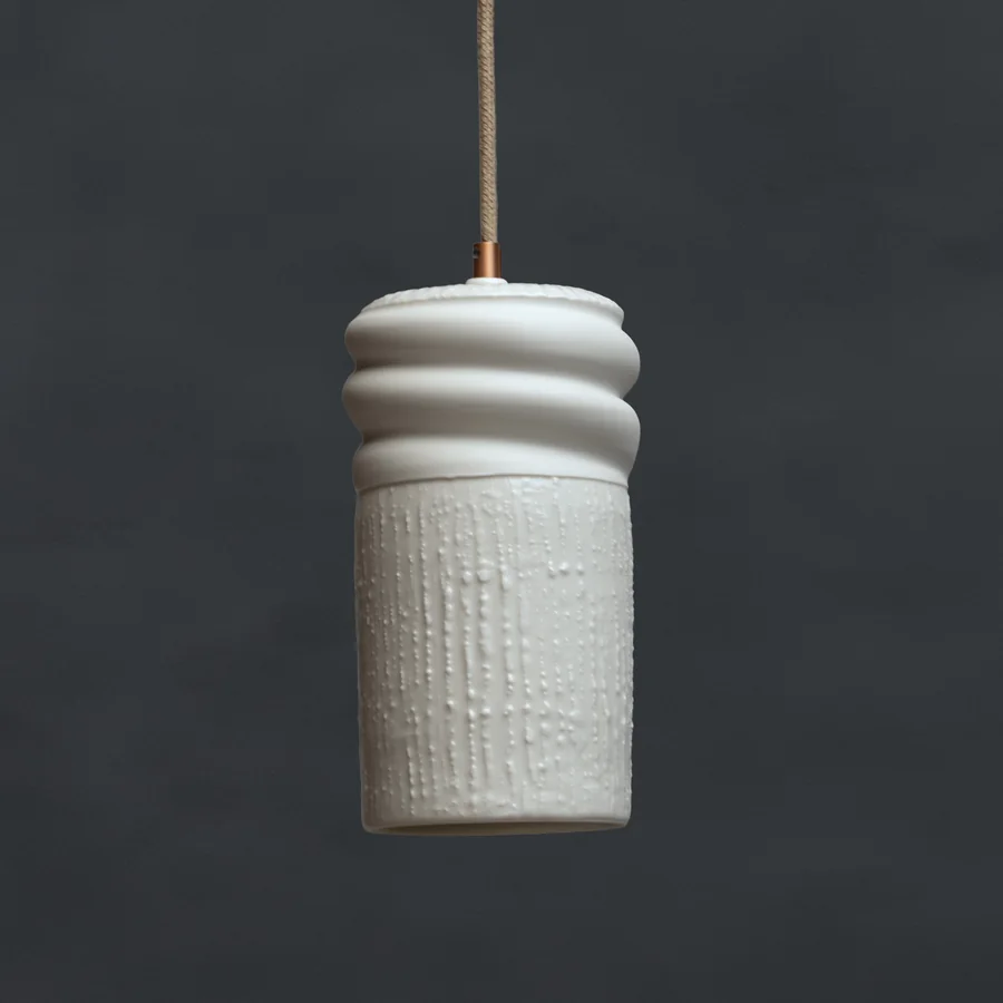 Válcová lampa s reliéfním tělem a spirálovou horní částí
