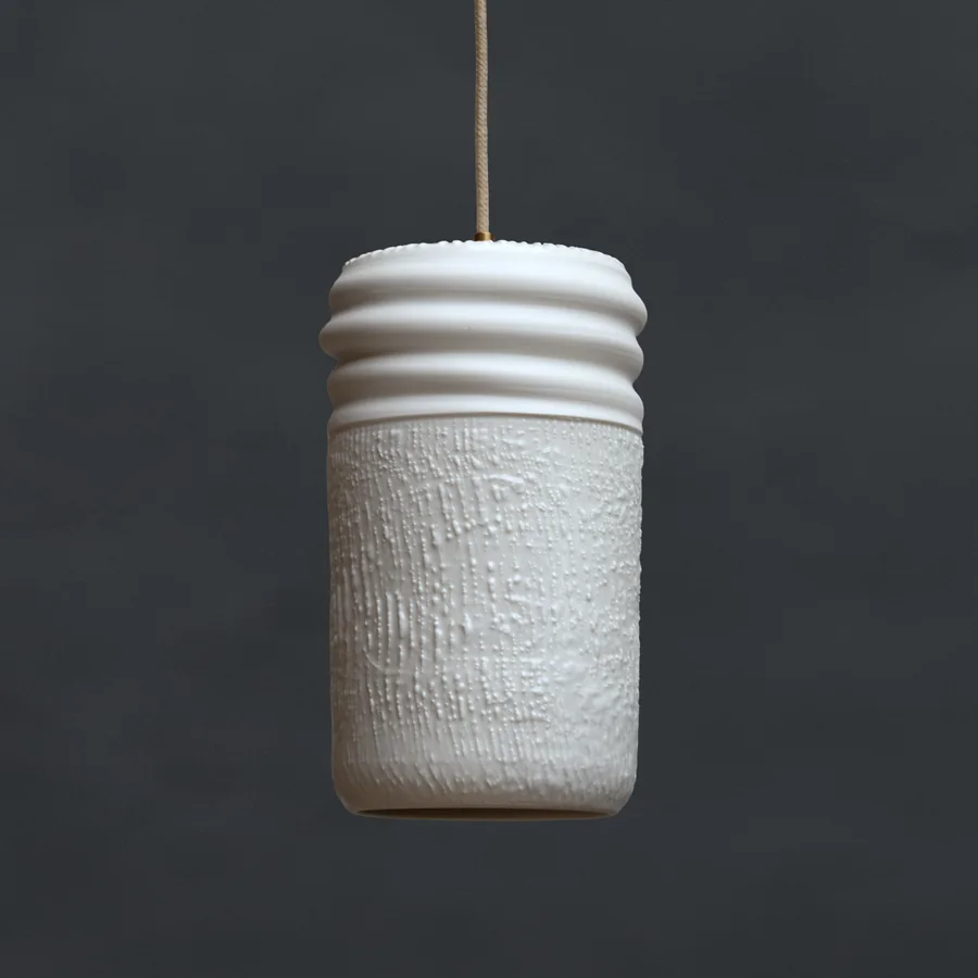 Široká válcová lampa s reliéfním tělem a žebrovanou horní částí